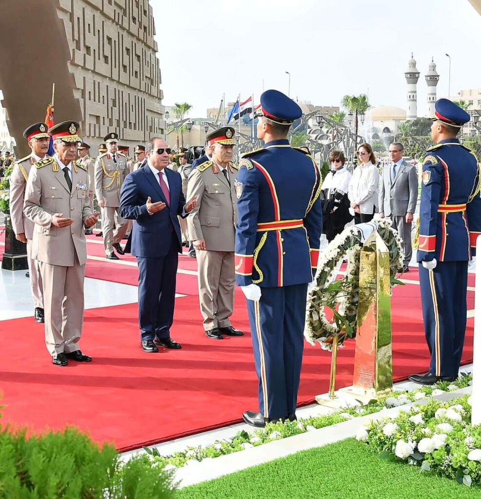 Victoire d'Octobre: Le Président dépose une gerbe de fleurs sur la tombe du soldat inconnu (Photos) 7 - Le Progrès Egyptien