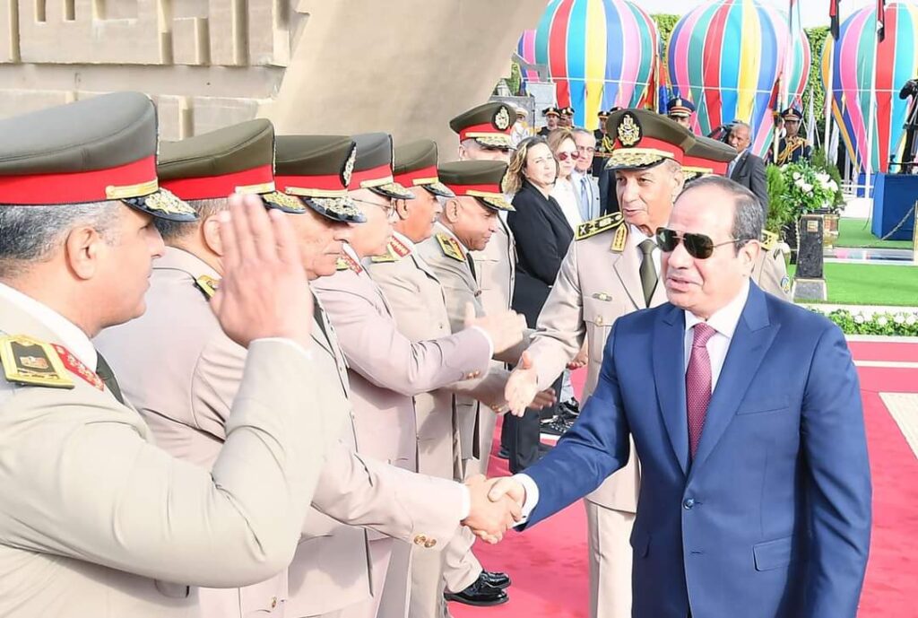 Al-Sissi examine avec les Forces armées la protection des piliers de la sécurité nationale 14 - Le Progrès Egyptien Al-Sissi examine avec les Forces armées la protection des piliers de la sécurité nationale 13 - Le Progrès Egyptien