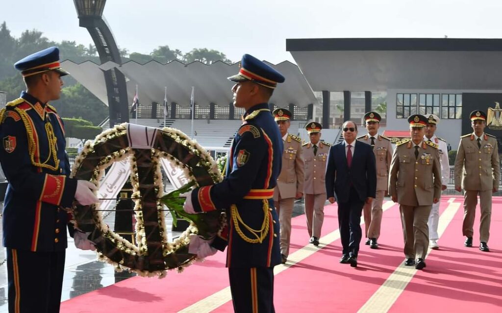Victoire d'Octobre: Le Président dépose une gerbe de fleurs sur la tombe du soldat inconnu (Photos) 15 - Le Progrès Egyptien