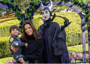 Eva Longoria et le petit Santiago devant les Méchants à Disneyland Paris