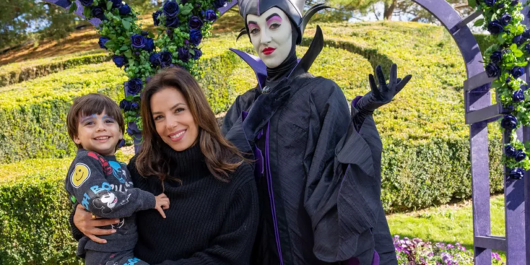 Eva Longoria et le petit Santiago devant les Méchants à Disneyland Paris 2 - Le Progrès Egyptien Eva Longoria et le petit Santiago devant les Méchants à Disneyland Paris 1 - Le Progrès Egyptien