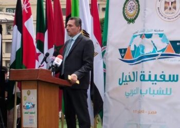 Le navire du Nil pour les jeunes Arabes arrive à Louxor