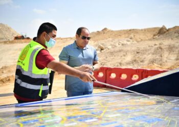 Al-Sissi inspecte les travaux de développement de routes et d’axes routiers au Grand Caire