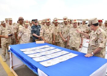 Le chef d’état-major assiste à une démonstration des systèmes de protection chimique