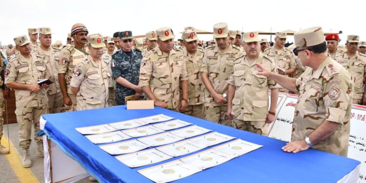 Le chef d'état-major assiste à une démonstration des systèmes de protection chimique 1 - Le Progrès Egyptien