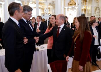 Naissance à Prague de la Communauté politique européenne, “unie” face à Moscou