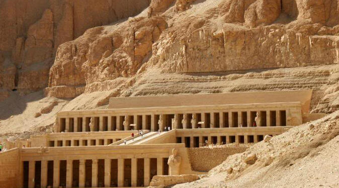 Des temples et des défilés ! 1 - Le Progrès Egyptien