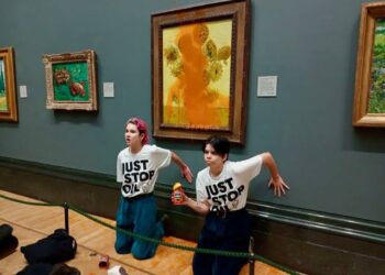 Le chef-dœuvre “Tournesols” de Vincent Van Gogh aspergé de soupe par des militantes écologistes à Londres