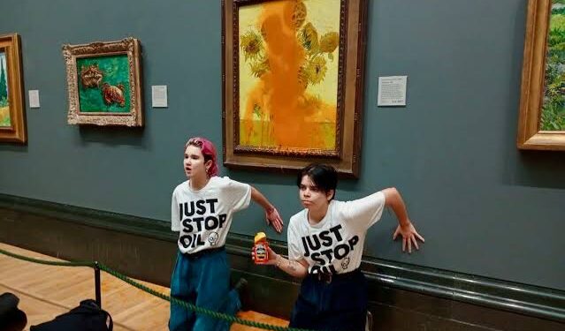 Le chef-dœuvre “Tournesols” de Vincent Van Gogh aspergé de soupe par des militantes écologistes à Londres 1 - Le Progrès Egyptien