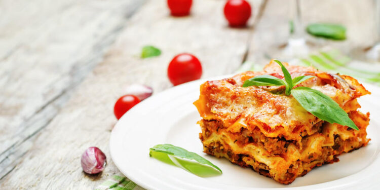 Les lasagnes 1 - Le Progrès Egyptien Meat lasagna on a white wood background. toning. selective focus