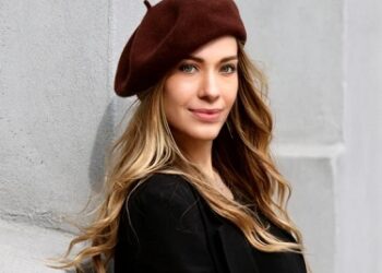 Blouses, manteau et chapeau, les basiques de notre dressing d’automne