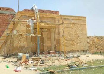 Une muraille racontant l’Histoire des Oasis