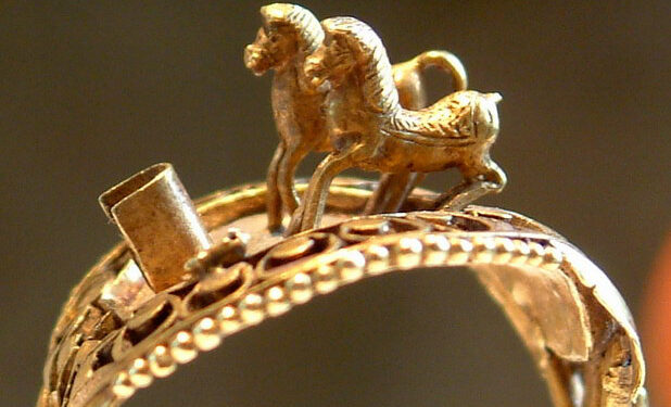 La bague aux chevaux dorée de Ramsès II 2 - Le Progrès Egyptien La bague aux chevaux dorée de Ramsès II 1 - Le Progrès Egyptien