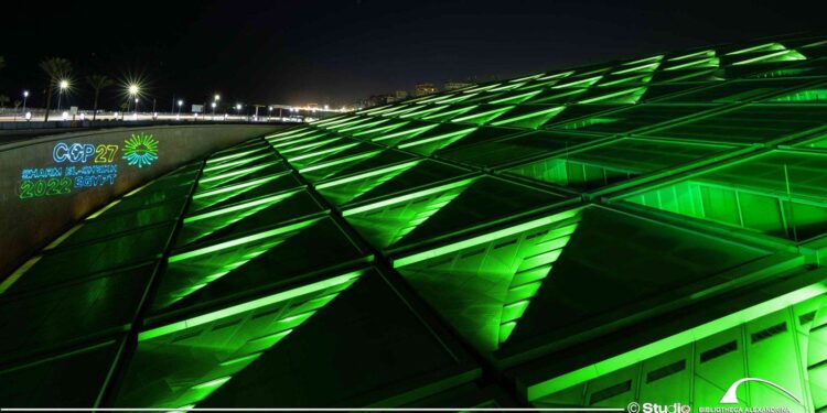 La Bibliotheca Alexandrina illuminée en vert 2 - Le Progrès Egyptien La Bibliotheca Alexandrina illuminée en vert 1 - Le Progrès Egyptien