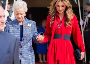 La reine Rania, très attentionnée avec sa belle-mère au Parlement