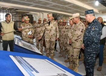 Le ministre de la défense visite le siège du commandement stratégique