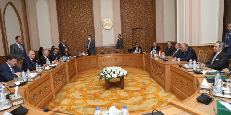 <strong>Choucri et Dendias soulignent la profondeur des relations de coopération entre les deux pays</strong> 1 - Le Progrès Egyptien