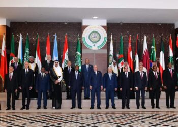 ِAl-Sissi et les dirigeants arabes prennent une photo avant le début du sommet arabe en Algérie