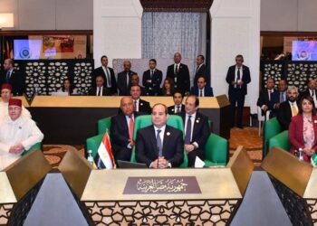 ِAl-Sissi et les dirigeants arabes prennent une photo avant le début du sommet arabe en Algérie