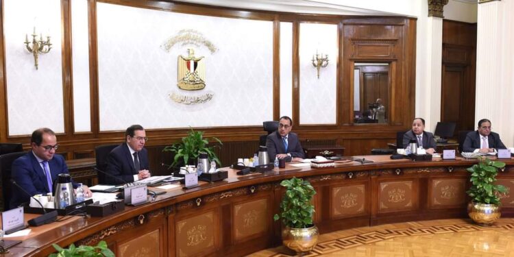 <strong>Madbouli examine les procédures de mise à disposition des fonds nécessaires à l'importation des produits pétroliers</strong> 2 - Le Progrès Egyptien <strong>Madbouli examine les procédures de mise à disposition des fonds nécessaires à l'importation des produits pétroliers</strong> 1 - Le Progrès Egyptien