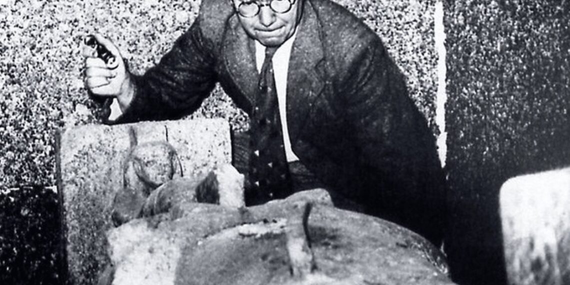 Pierre Montet examinant la tombe de Psousennes Ier 1940