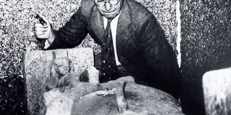 Le trésor du pharaon d’argent en 3 chefs-d’œuvre 1 - Le Progrès Egyptien Pierre Montet examinant la tombe de Psousennes Ier 1940