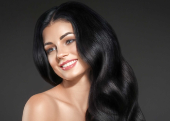 Le noir est la mode des cheveux en 2023