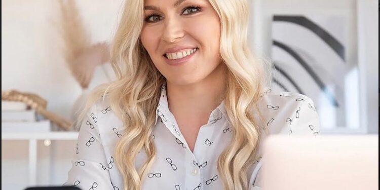 Une vidéo montre un médecin enlevant 23 contacts de l’œil d’une femme 2 - Le Progrès Egyptien Une vidéo montre un médecin enlevant 23 contacts de l’œil d’une femme 1 - Le Progrès Egyptien