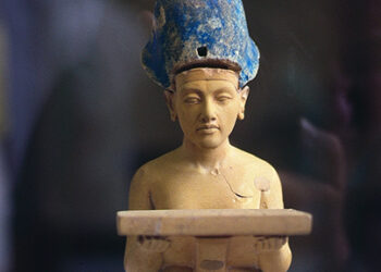 Amenhotep IV porte un plateau d’offrandes