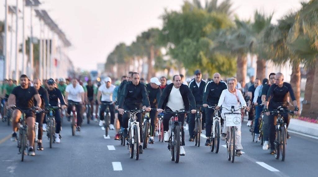 Le président Al-Sissi en tournée à vélo jeudi à l'aube à Charm El-Cheikh 1 - Le Progrès Egyptien