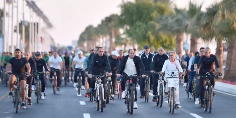Le président Al-Sissi en tournée à vélo jeudi à l'aube à Charm El-Cheikh 2 - Le Progrès Egyptien Le président Al-Sissi en tournée à vélo jeudi à l'aube à Charm El-Cheikh 1 - Le Progrès Egyptien