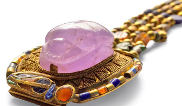 Bracelet au scarabée d’améthyste 2 - Le Progrès Egyptien Bracelet au scarabée d’améthyste 1 - Le Progrès Egyptien