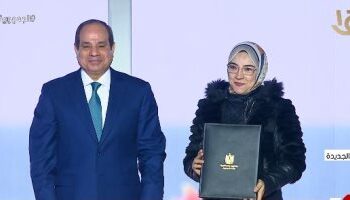 Al-Sissi délivre des contrats des unités du logement social à un nombre de citoyens à Dakahleya