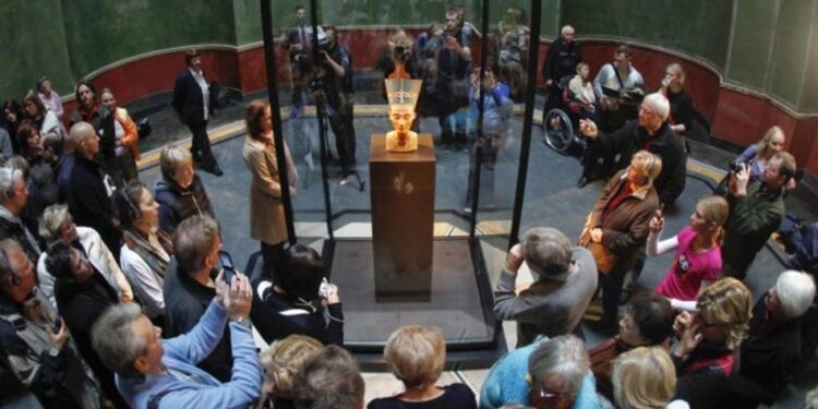 Buste Néfertiti : Est-il possible de restituer cette pièce maîtresse ? 2 - Le Progrès Egyptien Buste Néfertiti : Est-il possible de restituer cette pièce maîtresse ? 1 - Le Progrès Egyptien