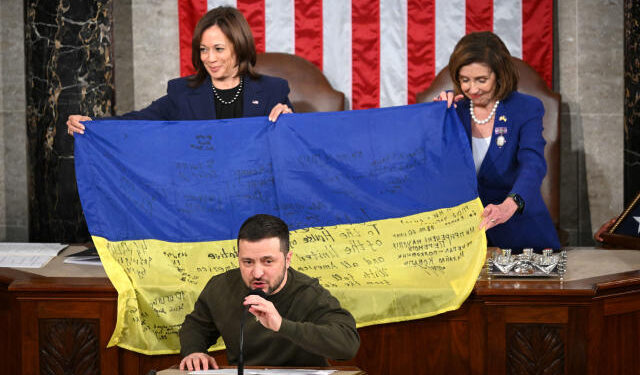 Un Congrès américain en bleu et jaune pour accueillir Zelensky 2 - Le Progrès Egyptien Un Congrès américain en bleu et jaune pour accueillir Zelensky 1 - Le Progrès Egyptien