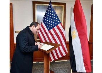 Le Président écrit un mot dans le registre d’honneur du Pentagone