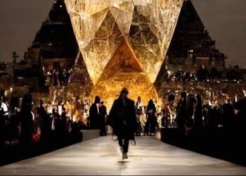 Les Pyramides vêtues en «Dior»