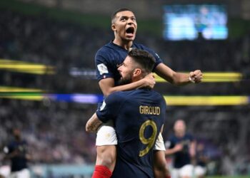 Trous d’air, défense secouée et Mbappé radieux chez les Bleus