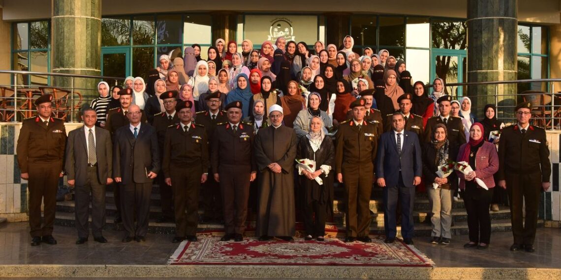 Une délégation de l'Université Al-Azhar aux laboratoires du Département de la guerre chimique 2 - Le Progrès Egyptien Une délégation de l'Université Al-Azhar aux laboratoires du Département de la guerre chimique 1 - Le Progrès Egyptien