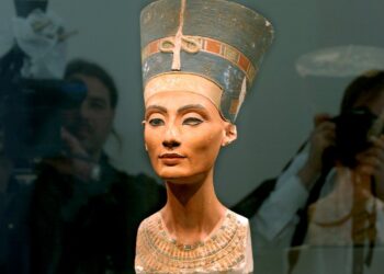 <strong>Il y a 110 ans... L'époustouflant buste de Nefertiti a été découvert</strong> 2 - Le Progrès Egyptien Il y a 110 ans… L’époustouflant buste de Nefertiti a été découvert