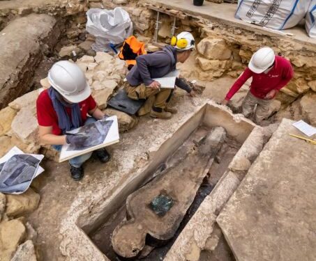Les sarcophages de plomb trouvés sous Notre-Dame de Paris commencent à livrer leurs secrets 1 - Le Progrès Egyptien