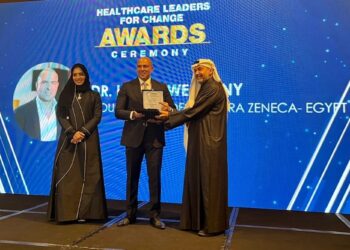La Fédération des hôpitaux arabes décerne le ”Distinguished Leader Award” pour le soutien à la coopération entre les secteurs public et privé dans le domaine de la santé en Égypte au PDG d’AstraZeneca Égypte