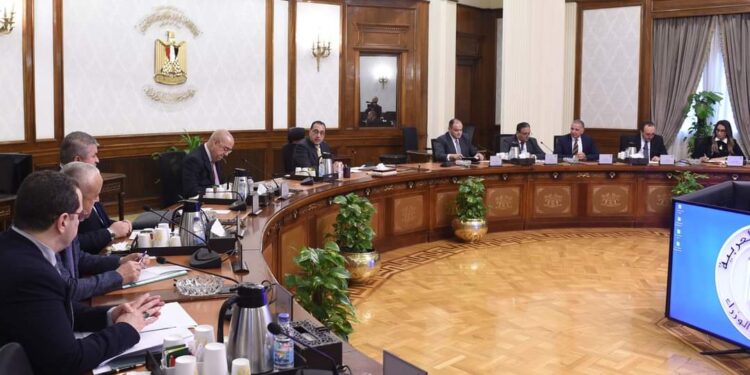 Le PM examine le plan de construction d'une cité industrielle dans la "Nouvelle octobre" 2 - Le Progrès Egyptien Le PM examine le plan de construction d'une cité industrielle dans la "Nouvelle octobre" 1 - Le Progrès Egyptien