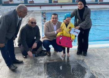 La jeune Talia, capable différemment et la plus jeune membre de la fédération sportive des malvoyants