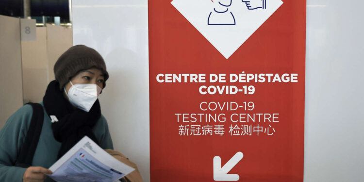 Chine : Face au Covid-19, la nécessité de la transparence 1 - Le Progrès Egyptien A passenger coming from China leaves a COVID-19 testing area set at the Roissy Charles de Gaulle airport, north of Paris, Sunday, Jan. 1, 2023. France says it will require negative COVID-19 tests of all passengers arriving from China and is urging French citizens to avoid nonessential travel to China. (AP Photo/Aurelien Morissard)