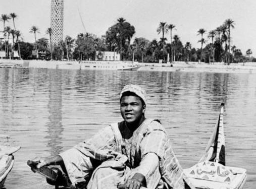 1964 : Clay dans un bateau sur le Nil 1 - Le Progrès Egyptien