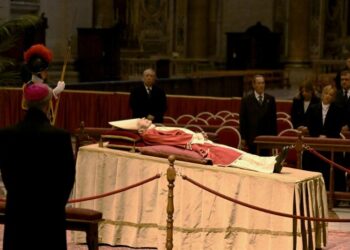 Les fidèles se recueillent devant le corps de Benoît XVI à Saint-Pierre de Rome