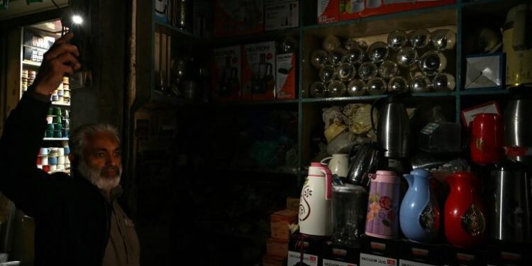 Pakistan : Retour progressif de <strong>l’électricité après une panne géante</strong> 2 - Le Progrès Egyptien Pakistan : Retour progressif de <strong>l’électricité après une panne géante</strong> 1 - Le Progrès Egyptien