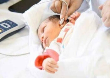 Un échantillon de sang du talon pour l’examen des maladies génétiques chez les enfants