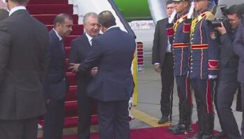 Le Président Al-Sissi reçoit son homologue ouzbèk à l’aéroport international du Caire
